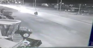 Otomobil Yolda Yürüyen 4 Kişiye Çarptı