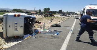 Burdurda Minibüs Refüje Devrildi: 8 Yaralı