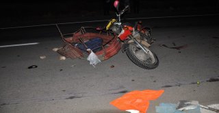 Otomobil Sepetli Motosiklete Çarptı: 1 Ölü, 4 Yaralı