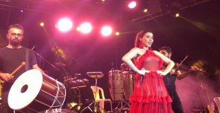 Burcu Güneş Sevilen Şarkılarını Hayranlarıyla Birlikte Seslendirdi