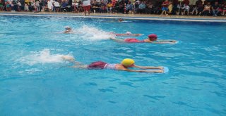 Ataşehirde Çocuklar Hem Yüzdü Hem Eğlendi