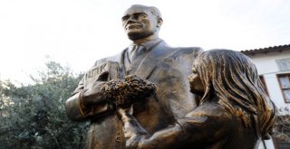 Tirilye Atatürk Parkına Yakışır Atatürk Heykeli