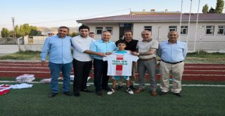 Bursa Muş İlderden Hasköylü Sporculara Malzeme Desteği