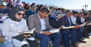 Kentin İleri Gelenleri Sokakta Kitap Okudu
