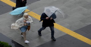 İstanbulda Rüzgar Ve Yağmur Etkili Oluyor