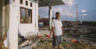 Tsunami Palunun Tüm Köyleri Yerle Bir Etti