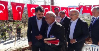 Bakan Kurum Şehidin Babasına Türk Bayrağı Ve Kuran-I Kerim Hediye Etti