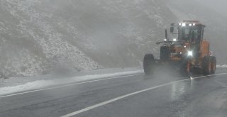 Van Karabet Geçidinde Kar Etkili Oluyor