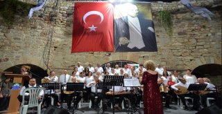 İzmirin İlçelerinde Zafer Coşkusu Gece Yarılarına Kadar Sürdü