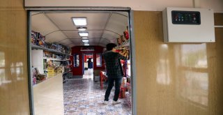 Raydan Çıkan Tren, Alışveriş Merkezine Girdi