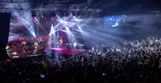 Ünlü Sanatçı Serdar Ortaç, Harbiyede Hayranlarına Unutulmaz Bir Konser Verdi