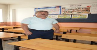 Müdür, Okul Sıralarını Zımparaladı Duvarları Boyadı