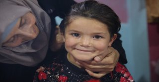 Suriyede Savaşta Annelerini Kaybeden Çocukların Saçlarına İlk Kez Örgü Yapıldı