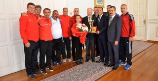 Dünya Veteranlar Şampiyonasının En Değerli Oyuncusu Ödülü Tekirdağa