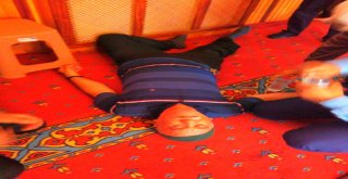 Camide Bayılan Vatandaşa İlk Müdahaleyi İmam Ve Müezzin Yaptı