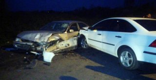 Yağmur Nedeniyle Kayganlaşan Yolda İki Otomobil Çarpıştı: 4 Yaralı