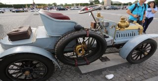 Paris Yollarında Asırlık Arabalar