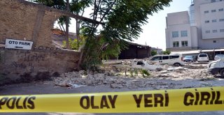 Yıkılmak Üzere Olan Duvara Aldırmadan Geçiyorlar