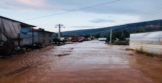 Antalyada 30 Dakikalık Yağmur Sele Neden Oldu