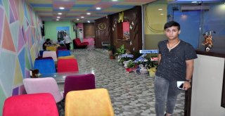 Bu Kafenin Müşterilerine 300 Canlı Balık Eşlik Ediyor