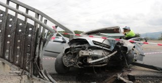 Hız Yolu Değil, Hayatı Kısaltır Pankartı Bulunan Üst Geçide Çarpan Otomobilde Can Verdi
