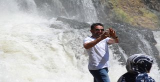 Serinlemek İsteyenler Şelaleye Akın Ediyor