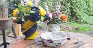 Gazete Kağıtlarından İlginç Ürünler Yapıyor