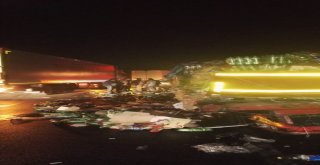 Seyir Halindeki Tır, Yol Kenarındaki Tıra Çarptı, Ortalık Savaş Alanına Döndü