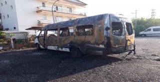 Turist Taşıyan Minibüs Yangında Küle Döndü