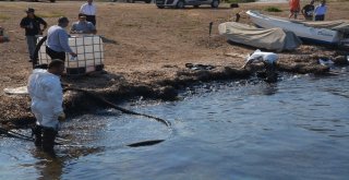 Yakıt Sızıntısının Rüzgarla İlerlememesi İçin Mücadele Veriliyor