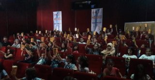 Tuşba Kaymakamlığından Çocuklara Sinema Keyfi