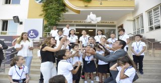 Küçük Öğrenciler Barış İçin Güvercin Uçurdu