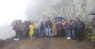 Dünyanın En Tehlikeli Yolunda Sis Ve Yağmura Rağmen Yürüdüler