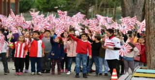 Başkan Zihni Şahine Minik Öğrencilerden Sevgi Seli.