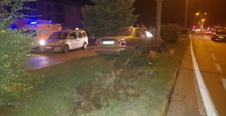 Direksiyon Hakimiyetini Kaybeden Araç, Direğe Çarparak Durabildi