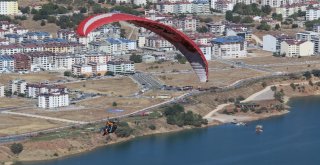 Huzurun Geldiği Tuncelide Yamaç Paraşütü Akrobasi Şampiyonası