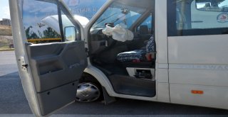 Otomobilin Çarptığı Minibüs Karşı Şeritte Araçla Çarpıştı: 8 Yaralı