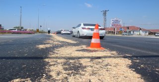 Karayoluna Dökülen Mazot Polisler Ekiplerince Üzeri Talaşla Kapatılarak Temizlendi