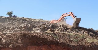 Define Ararken Mezarlıkları Tahrip Ettiler