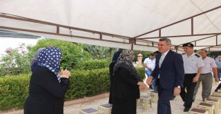 Kaymakam Sezgin, Şehit Mezarlarına Karanfil Bıraktı