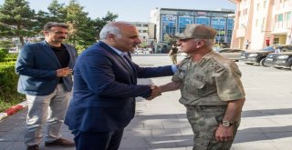 Korgeneral Karataştan Vali Zorluoğluna Veda Ziyareti