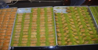 Bayram Tatlıları Tezgahlardaki Yerini Aldı