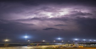 Şimşekler Gökyüzünü Böyle Aydınlattı