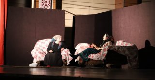 Erzincan Belediyesi Şehir Tiyatrosu Evcilik Oyununu Sahnelendi