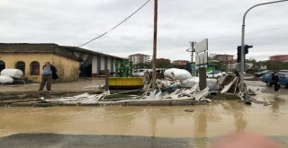 Sakaryada Dereler Taştı, İlçe Sular Altında Kaldı