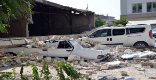 Yıkılmak Üzere Olan Duvara Aldırmadan Geçiyorlar