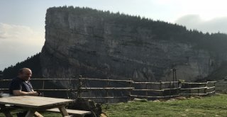 Herkes Bu Kayayı Görmeye Geliyor