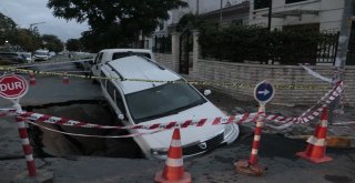 Eyüpsultanda Su Borusu Patladı, Otomobil Dev Çukura Düştü