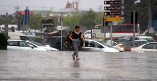 Samsundaki Sağanak Yağış Hayatı Olumsuz Etkiledi