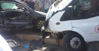 Yolcu Minibüsü İle Otomobil Çarpıştı: 12 Yaralı